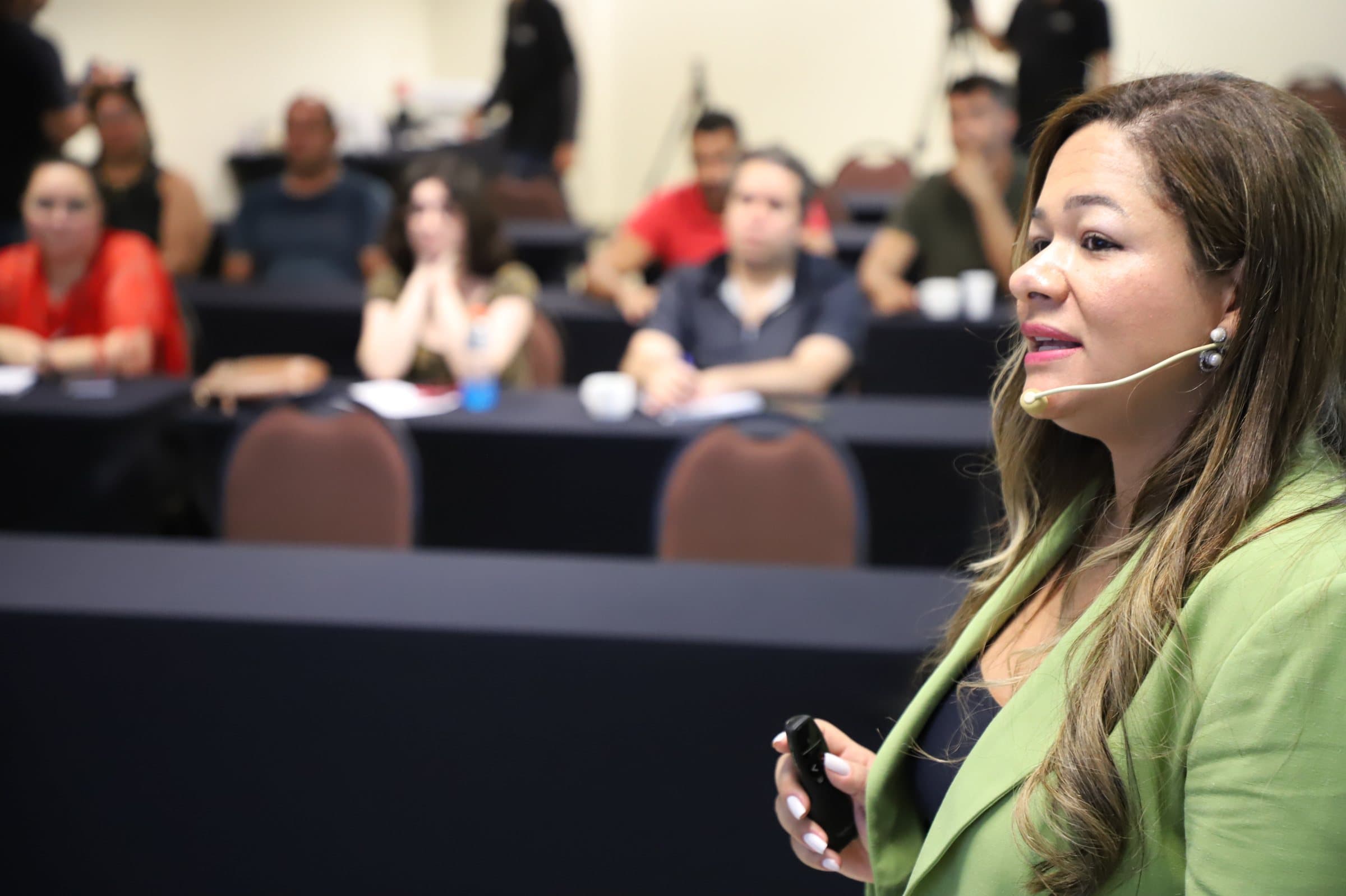 Driely Rosa próxima ao público durante uma palestra